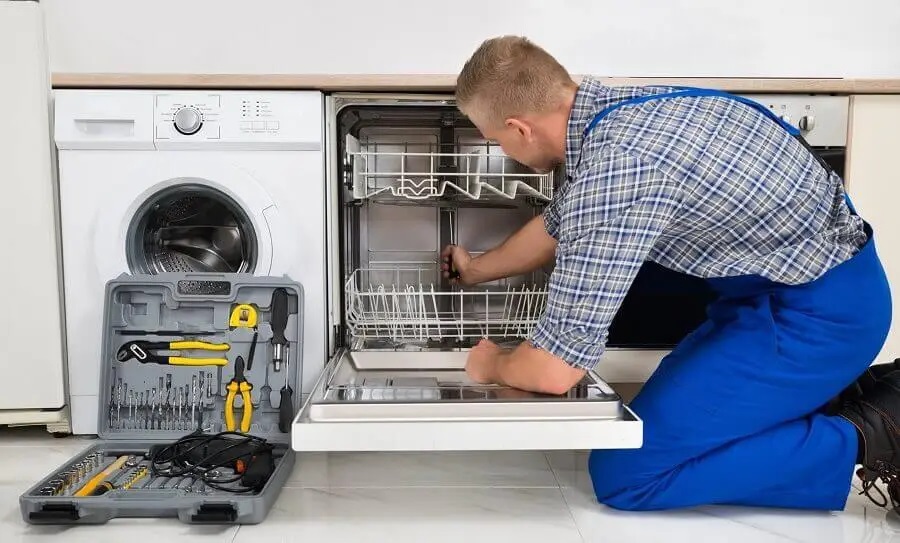 Narlıdere Midea servisi teknisyen ekibi beyaz eşya tamiri yaparken